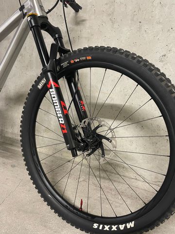 Used Commencal META TR V4 Brushed 2024 Mountainbike, Light Gray — image 4 of 19