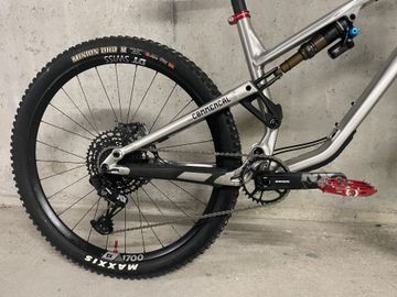 Used Commencal META TR V4 Brushed 2024 Mountainbike, Light Gray — image 5 of 19