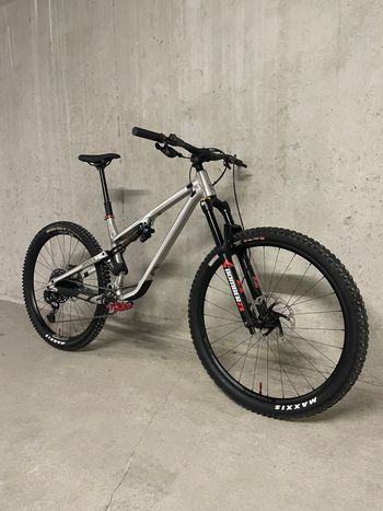 Used Commencal META TR V4 Brushed 2024 Mountainbike, Light Gray — image 3 of 19
