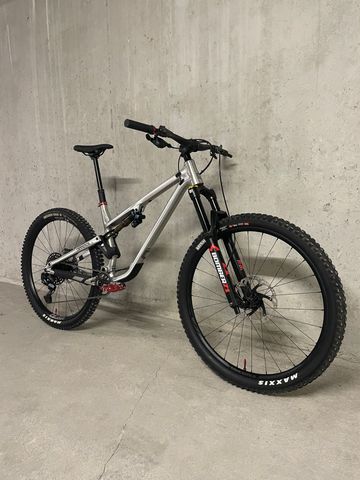 Used Commencal META TR V4 Brushed 2024 Mountainbike, Light Gray — image 3 of 19