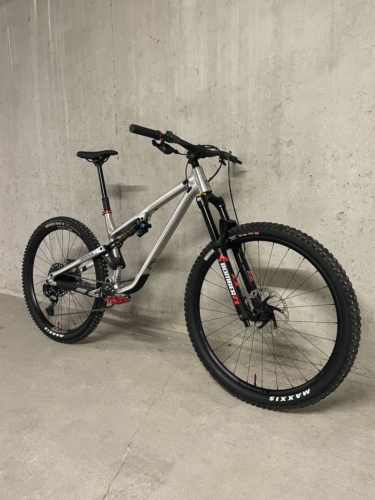 Used Commencal META TR V4 Brushed 2024 Mountainbike, Light Gray — image 3 of 19