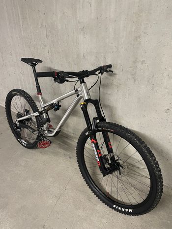 Used Commencal META TR V4 Brushed 2024 Mountainbike, Light Gray — image 8 of 19