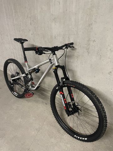 Used Commencal META TR V4 Brushed 2024 Mountainbike, Light Gray — image 8 of 19