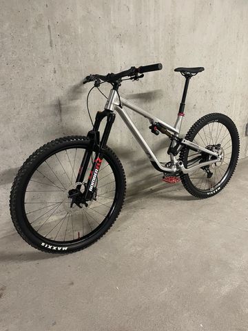 Used Commencal META TR V4 Brushed 2024 Mountainbike, Light Gray — image 13 of 19