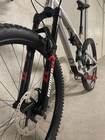 Used Commencal META TR V4 Brushed 2024 Mountainbike, Light Gray — image 16 of 19