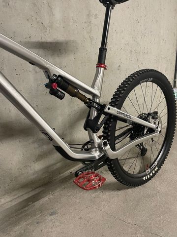 Used Commencal META TR V4 Brushed 2024 Mountainbike, Light Gray — image 12 of 19