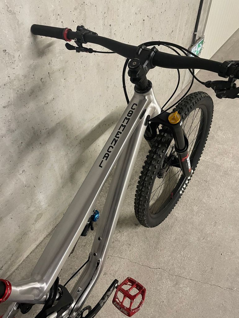 Used Commencal META TR V4 Brushed 2024 Mountainbike, Light Gray — image 9 of 19