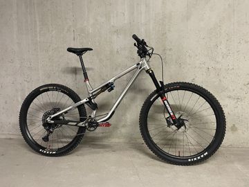 Used Commencal META TR V4 Brushed 2024 Mountainbike, Light Gray — image 1 of 19
