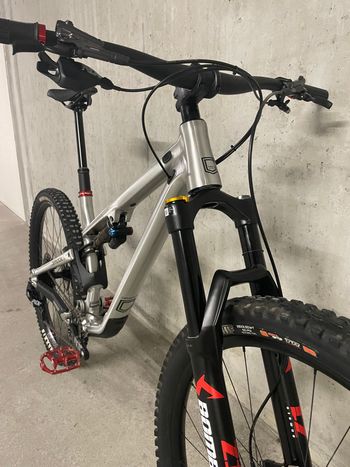 Used Commencal META TR V4 Brushed 2024 Mountainbike, Light Gray — image 10 of 19