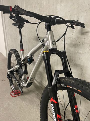 Used Commencal META TR V4 Brushed 2024 Mountainbike, Light Gray — image 10 of 19