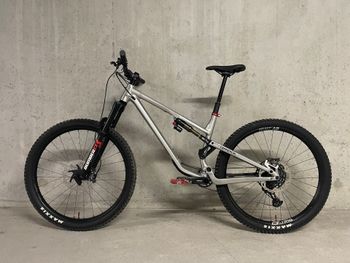 Used Commencal META TR V4 Brushed 2024 Mountainbike, Light Gray — image 2 of 19