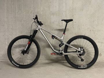 Used Commencal META TR V4 Brushed 2024 Mountainbike, Light Gray — image 2 of 19