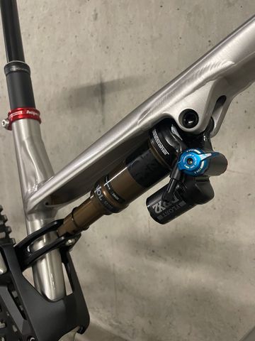 Used Commencal META TR V4 Brushed 2024 Mountainbike, Light Gray — image 18 of 19