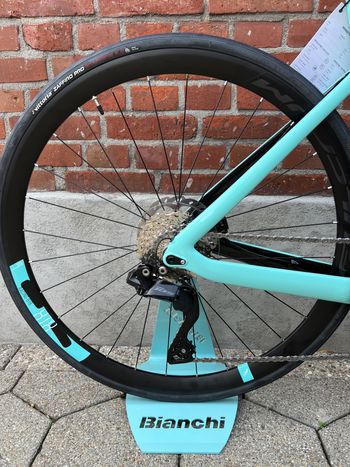Used Bianchi Aria Disc Carbon 2023 Road & Gravel, Green — image 10 of 13