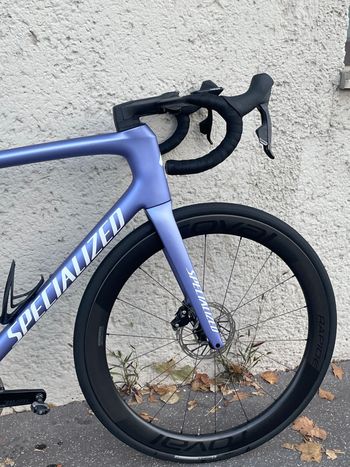 Used Specialized Tarmac SL8 Expert 2024 2024 Road & Gravel, Morado — image 2 of 16