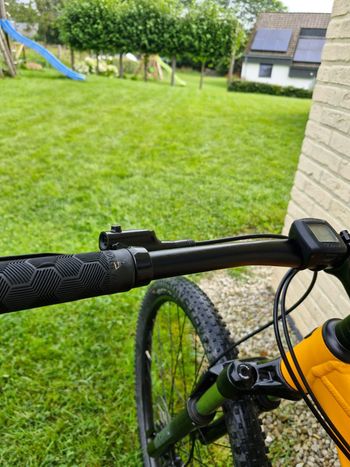 Used Trek Marlin 7 2022 Mountainbike, Red — image 16 of 23