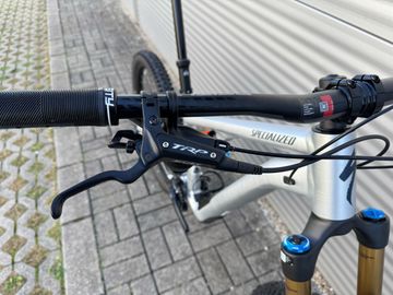 Used Specialized 15 Fox Coil Alloy 2025 Mountainbike, Light Gray — image 8 of 9