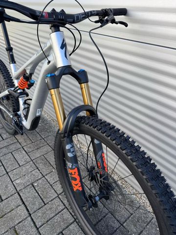Used Specialized 15 Fox Coil Alloy 2025 Mountainbike, Light Gray — image 3 of 9