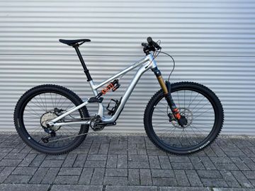 Used Specialized 15 Fox Coil Alloy 2025 Mountainbike, Light Gray — image 1 of 9