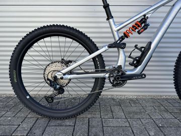 Used Specialized 15 Fox Coil Alloy 2025 Mountainbike, Light Gray — image 2 of 9