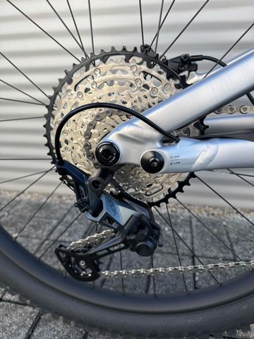 Used Specialized 15 Fox Coil Alloy 2025 Mountainbike, Light Gray — image 6 of 9