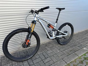 Used Specialized 15 Fox Coil Alloy 2025 Mountainbike, Light Gray — image 5 of 9
