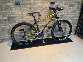 Used Giant Talon 1 2021 Mountainbike, Black — image 2 of 19