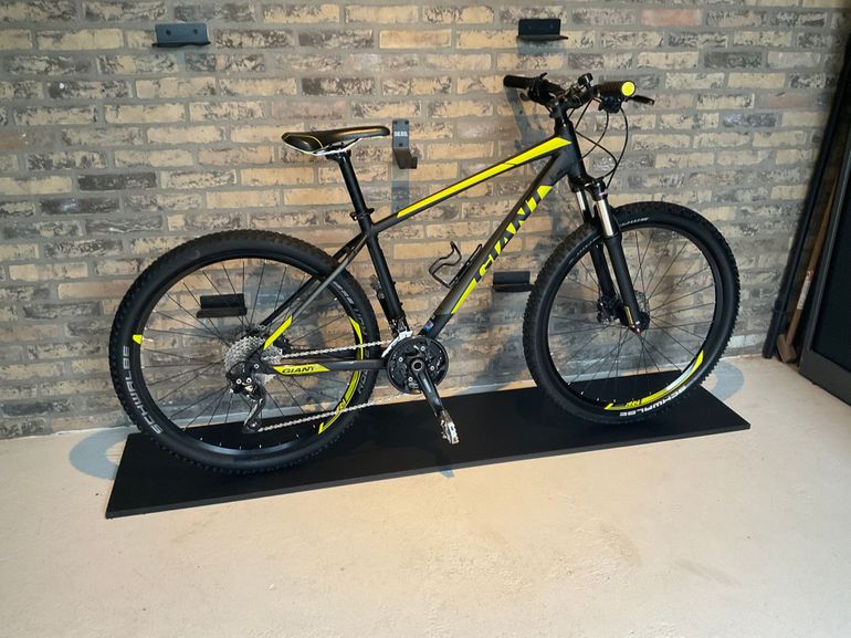Used Giant Talon 1 2021 Mountainbike, Black — image 2 of 19