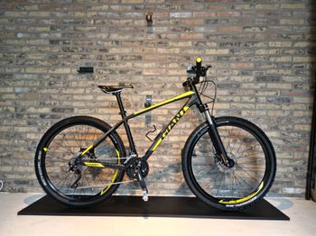 Used Giant Talon 1 2021 Mountainbike, Black — image 1 of 19