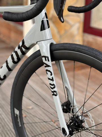 Tweedehands Factor Shattered Grey 2024 Road & Gravel — afbeelding 3 van 8