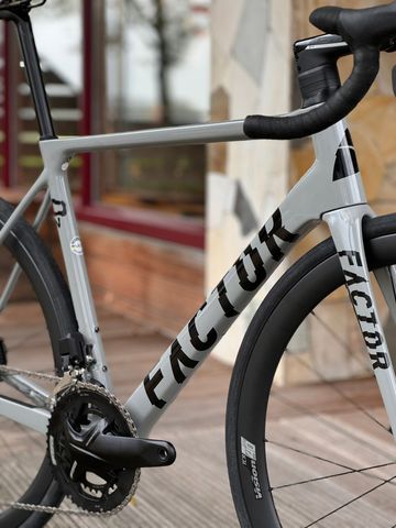Tweedehands Factor Shattered Grey 2024 Road & Gravel — afbeelding 7 van 8