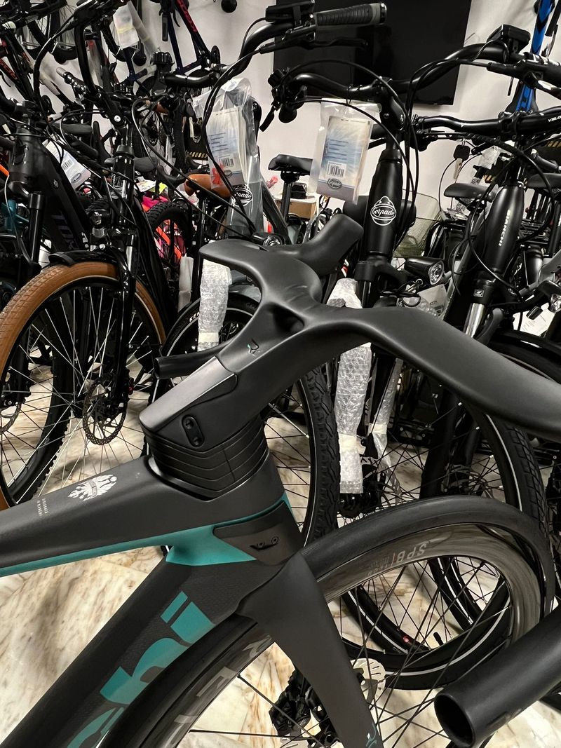Used Bianchi Oltre RC Durace Di2 2025 Road & Gravel, Black — image 3 of 10