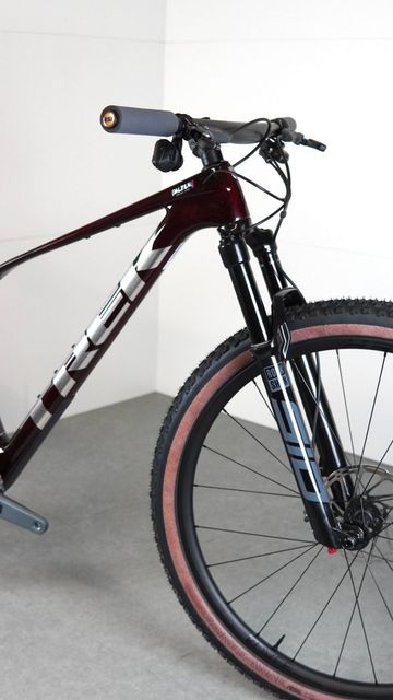 Used Trek Procaliber 9.7 AXS gen 3 2025 Mountainbike, Red — image 3 of 3