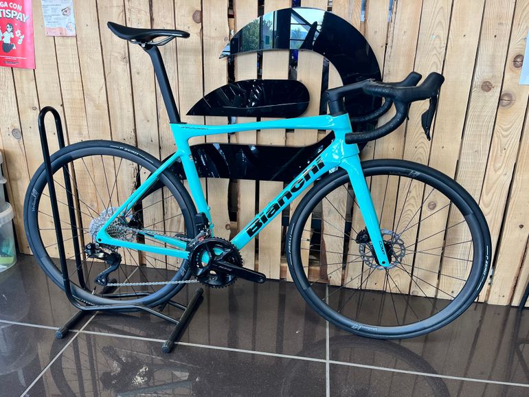 Used Bianchi Specialissima COMP 105 Di2 2024 2024 Road & Gravel — image 1 of 3