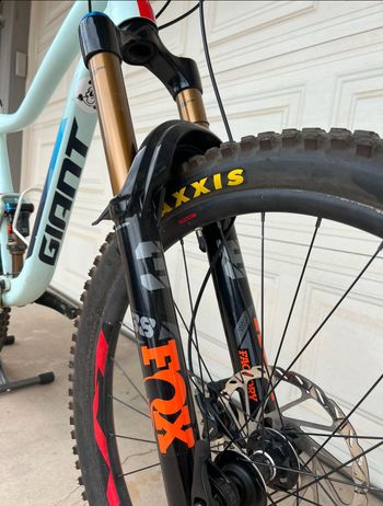 Used Giant Trance 3 2019 2019 Mountainbike, White, 27.5 — image 5 of 11