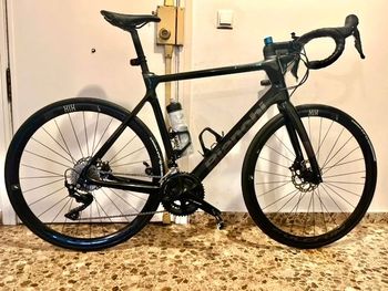Used Bianchi Infinito XE 105 2023 2023 Road & Gravel, Negro — image 1 of 6