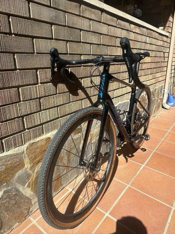 Used Giant Revolt Advanced 2 2024 2024 Road & Gravel, Blue — image 2 of 8