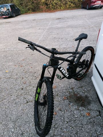 Used Trek Slash 9.7 2020 2020 Mountainbike, Black, 29 — image 2 of 10