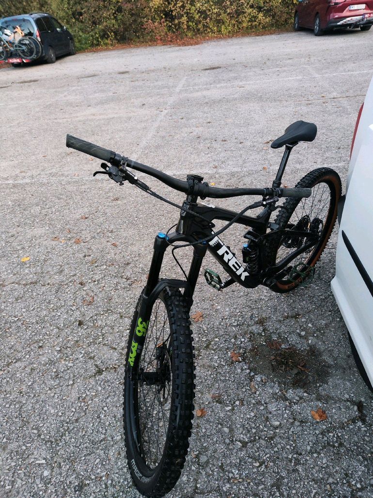Used Trek Slash 9.7 2020 2020 Mountainbike, Black, 29 — image 2 of 10