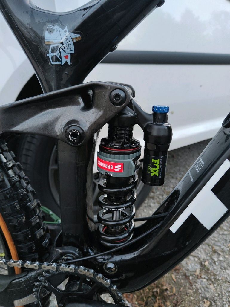 Used Trek Slash 9.7 2020 2020 Mountainbike, Black, 29 — image 7 of 10