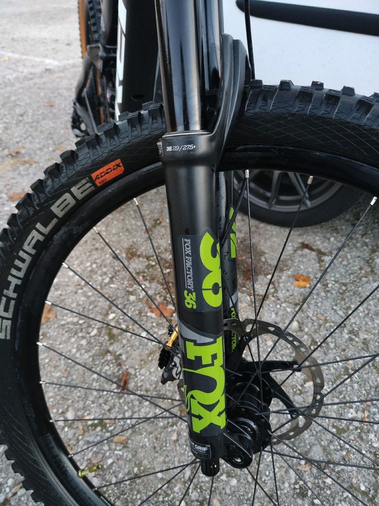 Used Trek Slash 9.7 2020 2020 Mountainbike, Black, 29 — image 9 of 10