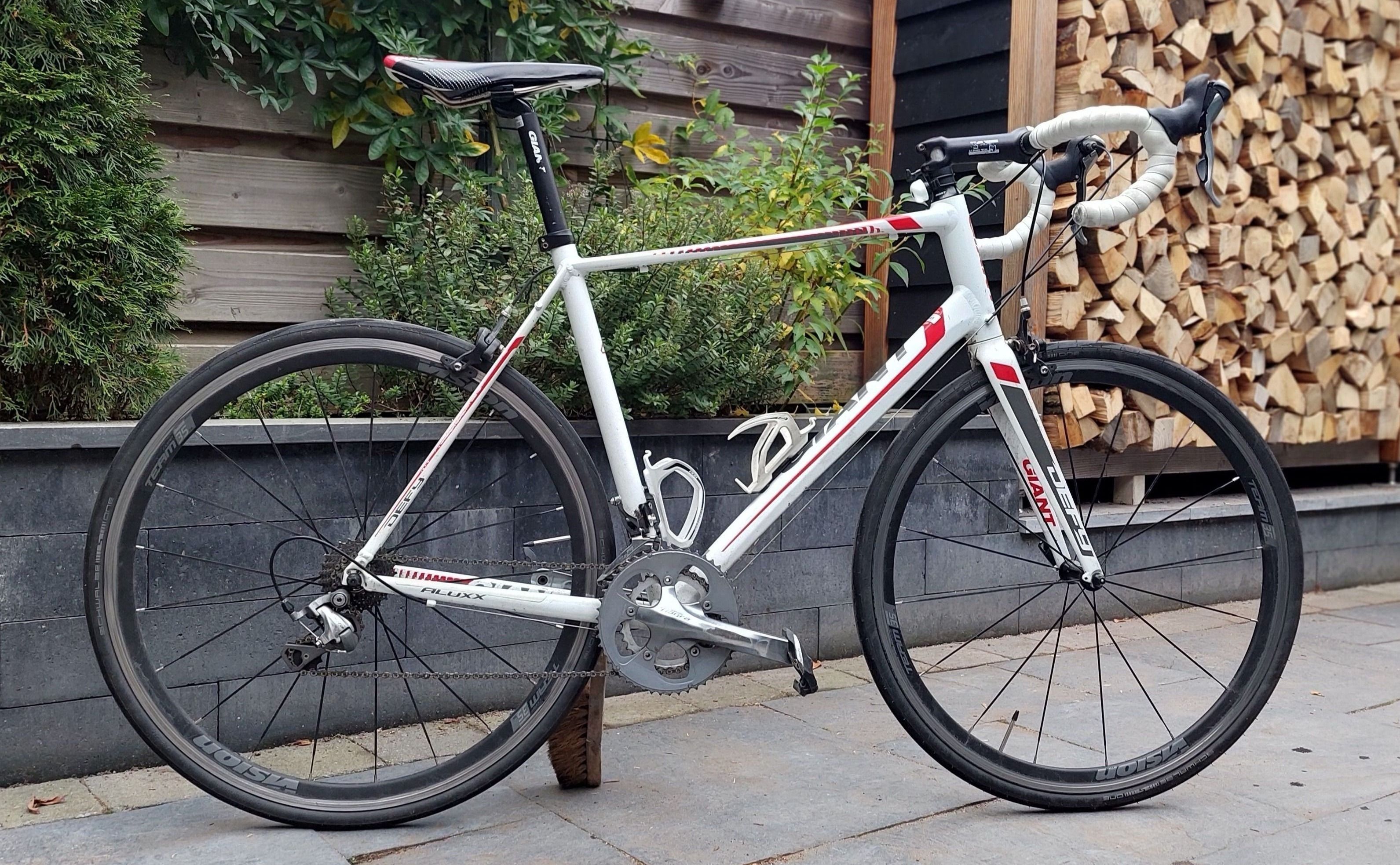 Giant Defy 3 used in L | buycycle