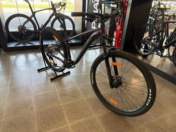 Used Kona Mahuna 2023 2023 Mountainbike, Purple, 29 — image 2 of 3