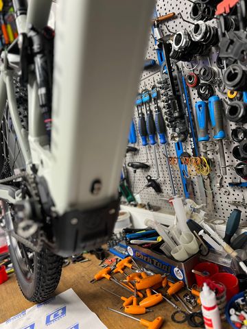 Used Mondraker CHASER R 2024 2024 Mountainbike, Light Gray, 29 — image 13 of 21