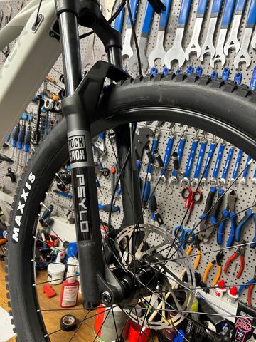 Used Mondraker CHASER R 2024 2024 Mountainbike, Light Gray, 29 — image 9 of 21