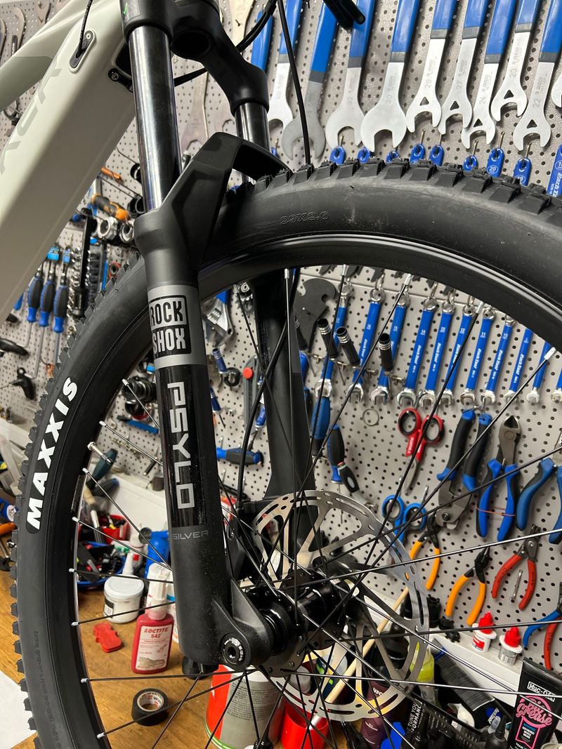 Used Mondraker CHASER R 2024 2024 Mountainbike, Light Gray, 29 — image 9 of 21