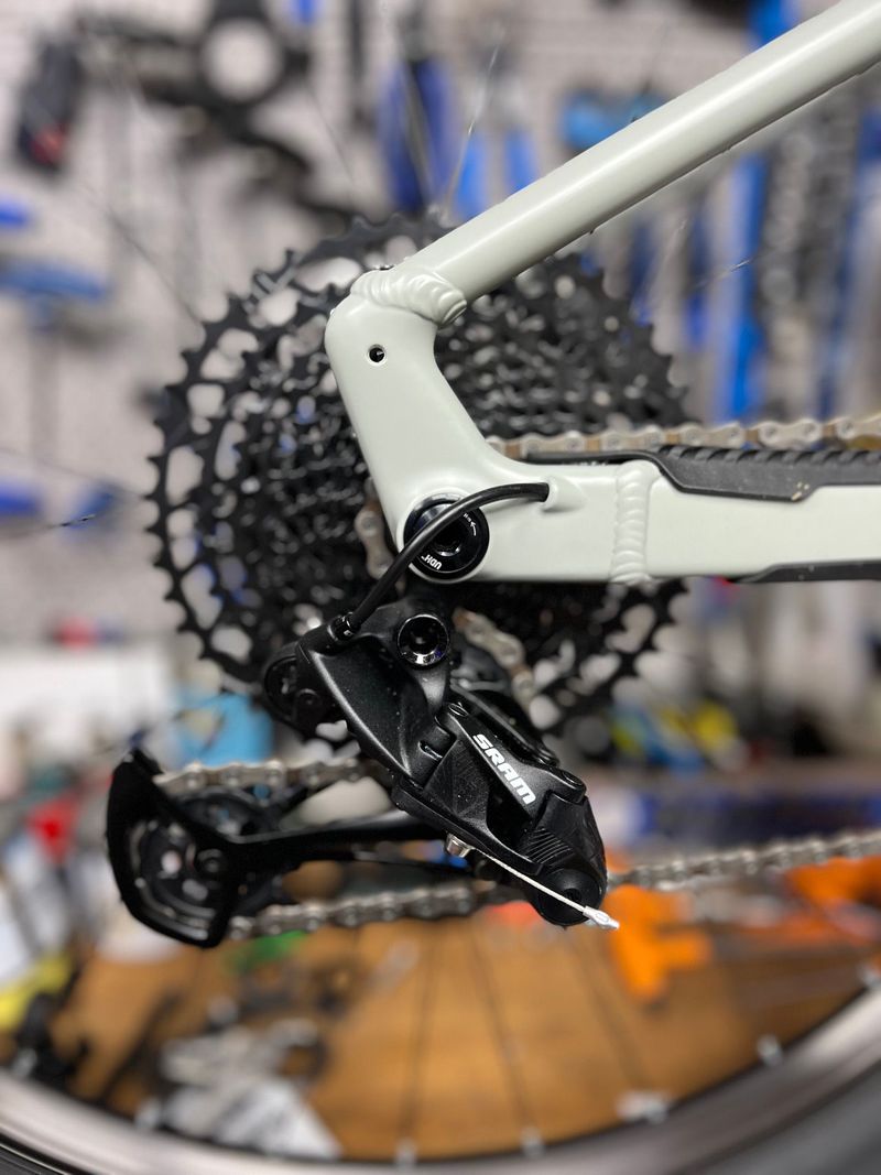 Used Mondraker CHASER R 2024 2024 Mountainbike, Light Gray, 29 — image 2 of 21