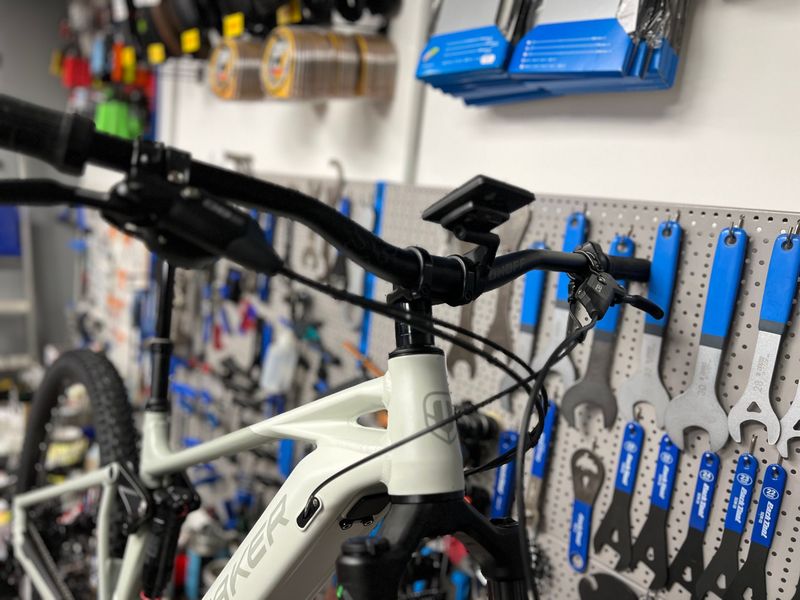 Used Mondraker CHASER R 2024 2024 Mountainbike, Light Gray, 29 — image 10 of 21