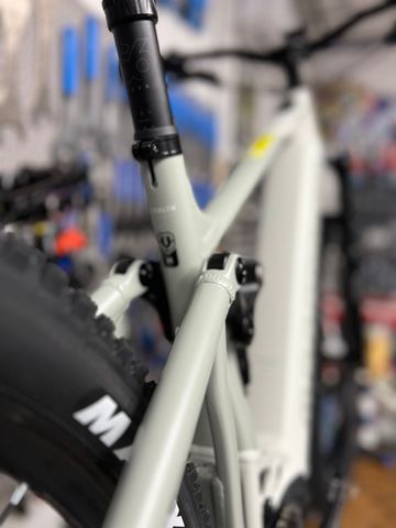Used Mondraker CHASER R 2024 2024 Mountainbike, Light Gray, 29 — image 7 of 21