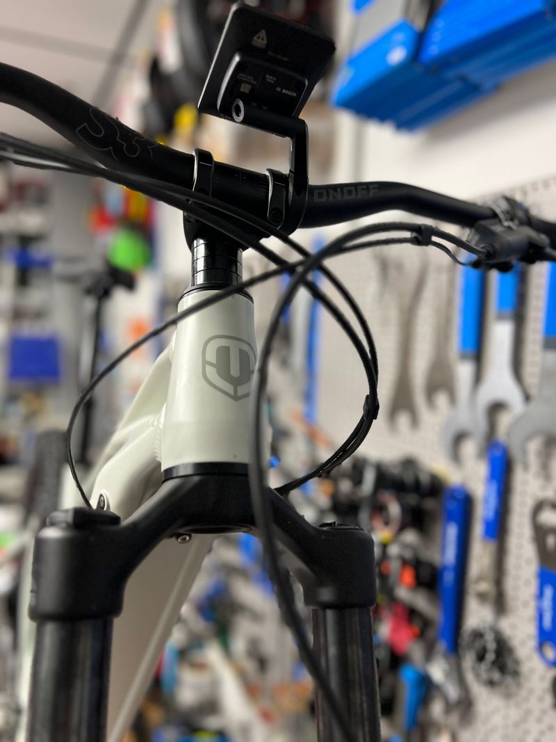 Used Mondraker CHASER R 2024 2024 Mountainbike, Light Gray, 29 — image 11 of 21